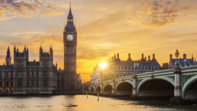 Vista panorámica de Londres con el Big Ben y el Parlamento, ideal para un artículo sobre qué ver en la ciudad.
