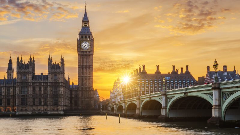 Vista panorámica de Londres con el Big Ben y el Parlamento, ideal para un artículo sobre qué ver en la ciudad.
