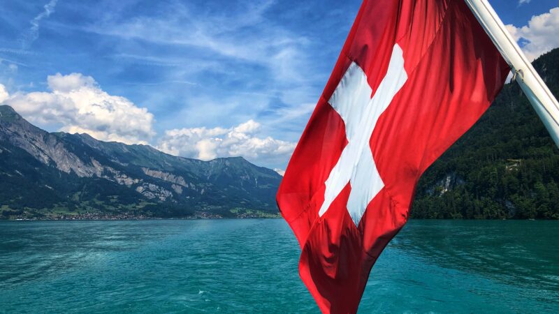 Vista panorámica de los Alpes suizos con un lago, representando el Top 10 de lugares en Suiza.